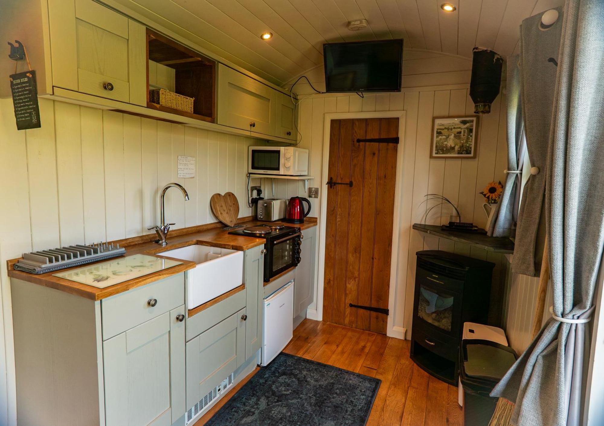 Lavender Retreat With Private Hot Tub Guest House Upper Hulme Bagian luar foto